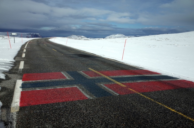北角和Honningsvåg間公路上的挪威國旗